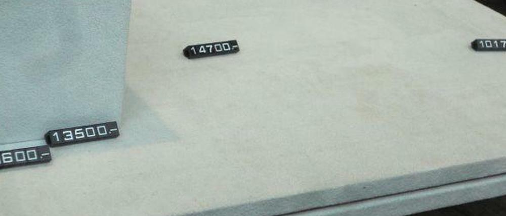 Die Auslagen sind leer. Zwei Unbekannte haben am Mittwochvormittag den Juwelier "Zewi" am Kurfürstendamm überfallen.