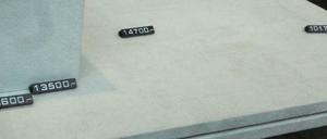 Die Auslagen sind leer. Zwei Unbekannte haben am Mittwochvormittag den Juwelier "Zewi" am Kurfürstendamm überfallen.