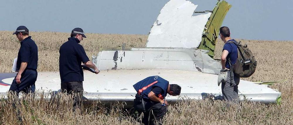Australische Experten untersuchen Wrackteile von MH17 in der Ukraine.