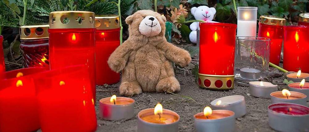 Zum Gedenken. Im November 2013 wurden Kuscheltiere und Kerzen zum Tatort gebracht. Hier in Eichwalde war die 14-jährige Alyssa erstochen worden.