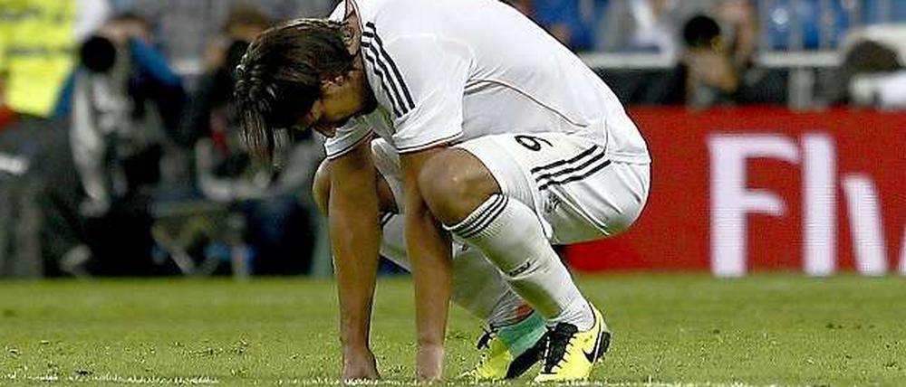 Die Schmerzen sind zurück. Sami Khedira ist wieder am Knie operiert werden.