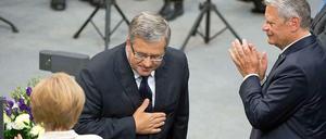 75 Jahre nach dem Beginn des Zweiten Weltkriegs würdigt Polens Präsident Bronislaw Komorowski (Mitte) das „Wunder der Versöhnung“ im Bundestag. Kanzlerin Angela Merkel und Bundespräsident Joachim Gauck applaudieren. 