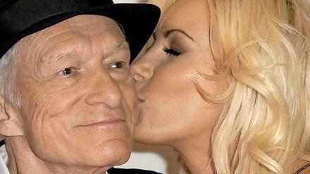 Ist doch klar was hier passiert! - Oberplayboy Hugh Hefner (88) und seine Frau Crystal Harris (28). 
