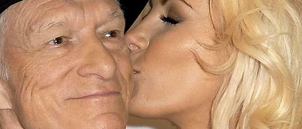 Ist doch klar was hier passiert! - Oberplayboy Hugh Hefner (88) und seine Frau Crystal Harris (28).