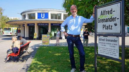 Es wird einladender. Optikermeister Christian Zech gründete die Krumme Lanke Interessengemeinschaft und erreichte die Benennung des Bahnhofsplatzes nach Architekt Alfred Grenander.