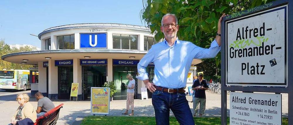 Es wird einladender. Optikermeister Christian Zech gründete die Krumme Lanke Interessengemeinschaft und erreichte die Benennung des Bahnhofsplatzes nach Architekt Alfred Grenander.