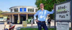 Es wird einladender. Optikermeister Christian Zech gründete die Krumme Lanke Interessengemeinschaft und erreichte die Benennung des Bahnhofsplatzes nach Architekt Alfred Grenander.