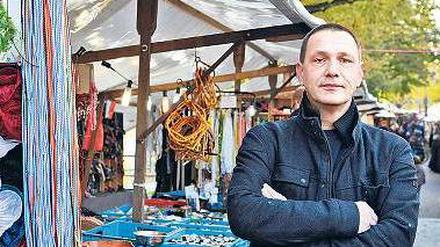 Rainer Perske, 52, kennt sich aus: Er betreibt momentan den Flohmarkt am Maybachufer. Den muss er allerdings an einen Konkurrenten abgeben. 