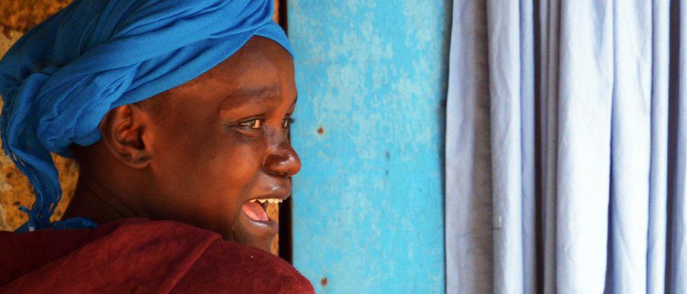 Trauer und Entsetzen. Der Ehemann dieser Frau gehört zu den Ebola-Opfern in Liberia. Sie und der Rest ihrer Familie haben ein hohes Risiko, dass sie sich ebenfalls angesteckt haben.