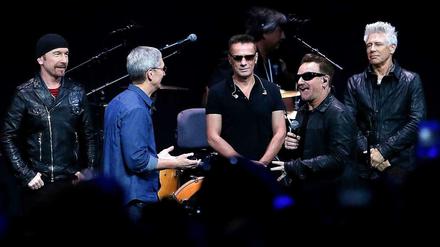 Bono und seine Kollegen von U2 plaudern mit Apple-Chef Tim Cook bei der Präsentation des neuen iPhones im kalifornischen Cupertino.