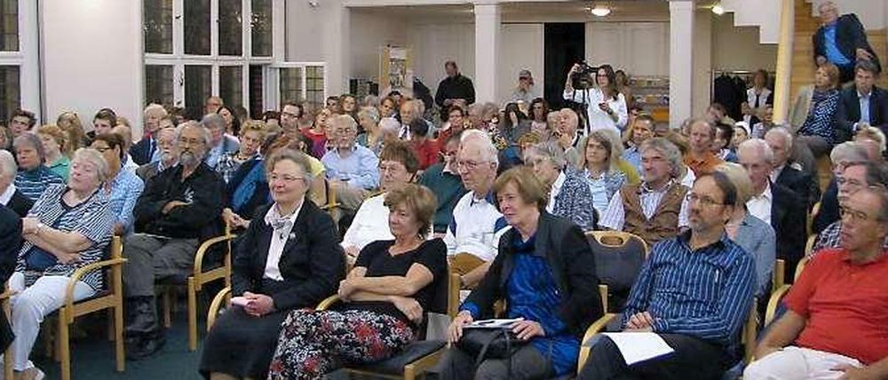 Großes Interesse an dem Religionen-Gespräch in Zehlendorf, die Plätze in der Kirche reichten kaum