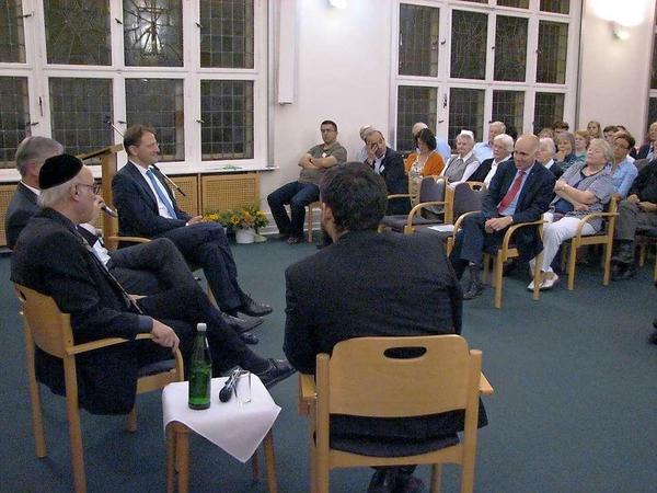 „Menschen verschiedener Religionen schlagen sich die Köpfe ein.“ Die Äußerung einer Frau aus dem Publikum war wohl der emotionalste und zugleich auch am meisten polarisierende Moment an diesem Abend.