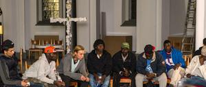 Unterm Kreuz. Flüchtlinge und ihre Unterstützer halten die Kreuzberger St. Thomas-Kirche besetzt.
