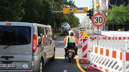 Bau um, bau um. An der Warschauer Straße wird jetzt ein Jahr lang gebaut. Die Autos stauen sich auf der verengten Fahrbahn. 