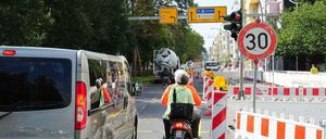 Bau um, bau um. An der Warschauer Straße wird jetzt ein Jahr lang gebaut. Die Autos stauen sich auf der verengten Fahrbahn. 