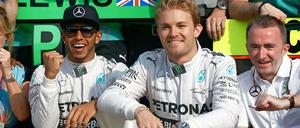 Gute Freunde? Na, zumindest gut fahrende Teamgefährten sind Hamilton (l.) und Rosberg (zweiter von rechts).
