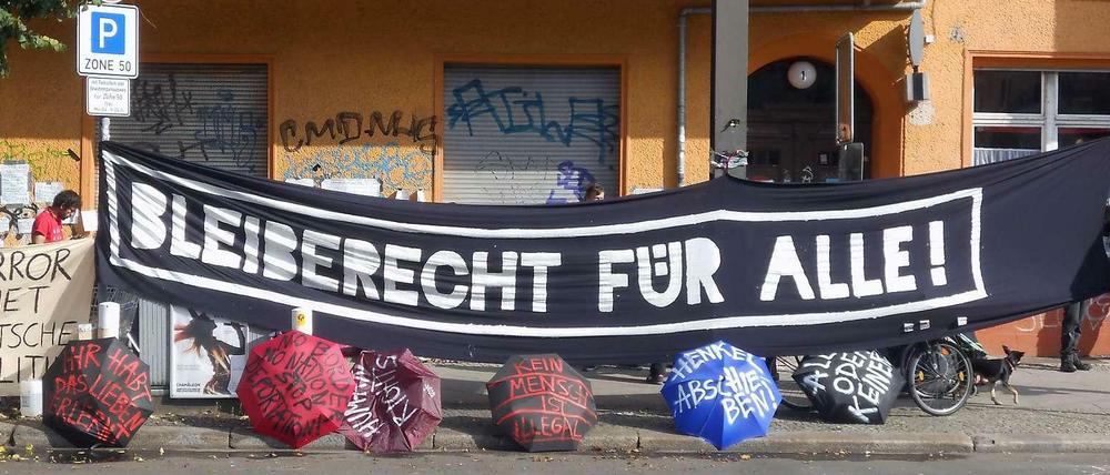 Die Mahnwache vor dem Hostel in der Gürtelstraße.