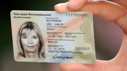 Ausweis in die Kamera halten, fertig: Die ING Diba ermöglicht Neukunden die Identifizierung via Internet.