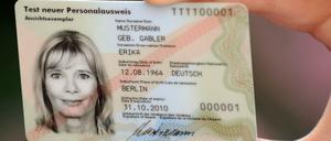 Ausweis in die Kamera halten, fertig: Die ING Diba ermöglicht Neukunden die Identifizierung via Internet.
