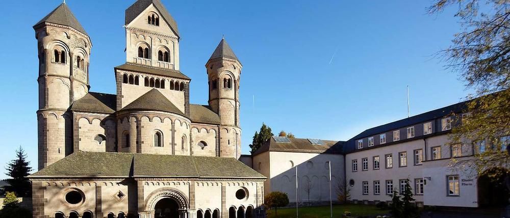 Aufstand der Mönche. Das berühmte deutsche Benediktinerkloster Maria Laach.