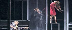 Im digitalen Käfig. Hier kennt sich keiner mehr aus, hier sitzen sie fest – auch Ilse Ritter (links). 