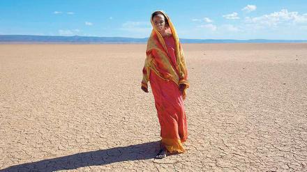 Nichts als Wüste. Im Film „Wüstenblume“ läuft die junge Waris Dirie, dargestellt von Suraya Mohamed Ali Scego, auf der Flucht davon. Als Erwachsene und Model sprach Dirie erstmals das Tabuthema Beschneidung an. In Berlin wird Opfern geholfen.