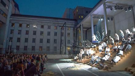 „Oresteia“ von Iannis Xenakis auf dem Deck des Parkhauses!