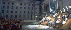 „Oresteia“ von Iannis Xenakis auf dem Deck des Parkhauses!