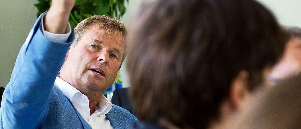 "Angela Merkel sollte da besser Verantwortung für mehr Nachtruhe übernehmen" - Christian Görke lässt sich am Flughafen BER den Lärmschutz erklären.