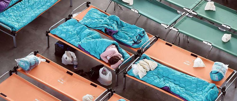 In einer Übungshalle der Landesfeuerwehrschule Baden-Württemberg in Bruchsal wurde im September eine Notunterkunft für Flüchtlinge eingerichtet. Die Aufnahmestelle war überfüllt.