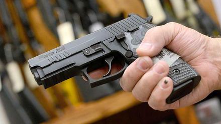 Eine Pistole Kaliber 9mm des deutschen Kleinwaffen-Herstellers Sig Sauer.