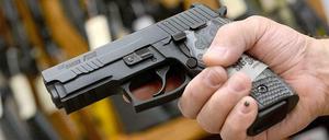 Eine Pistole Kaliber 9mm des deutschen Kleinwaffen-Herstellers Sig Sauer.