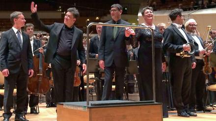 Alan Gilbert (Mitte) am Dienstag in der Philharmonie.