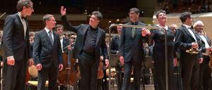 Alan Gilbert (Mitte) am Dienstag in der Philharmonie.