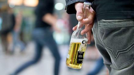 Mit der Flasche Corona flanieren.