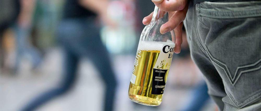 Mit der Flasche Corona flanieren.