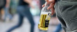 Mit der Flasche Corona flanieren.