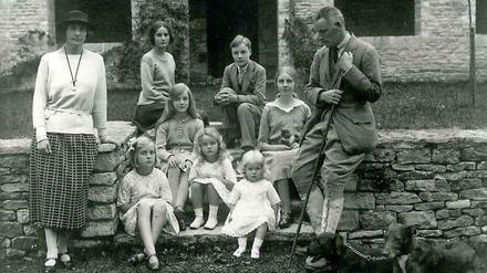 Alle Geschwister, 1922, umrahmt von den Eltern: hinten Nancy und Tom, davor Diana und Pam, unten Unity, Jessica und Deborah (v.l.n.r.).