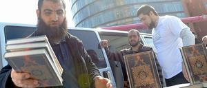 Koran-Verteilaktion am Potsdamer Platz vor zwei Jahren - initiiert von radikalen Salafisten.