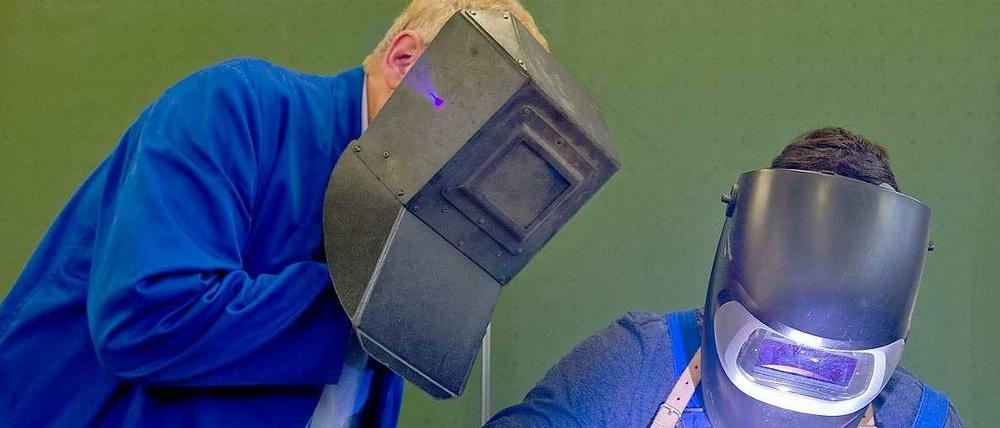 Schutzschild gegen die Altersarmut: Politiker fordern eine verbindliche Zusatzversicherung.