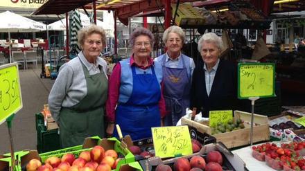 Die Cirkel-Schwestern: Mathilde Möhring, 83, Maria Hatkemper, 81, Gisela Unnebrink, 80, Henni Richter, 85, sind vier Mal die Woche auf dem Markt (von links nach rechts).