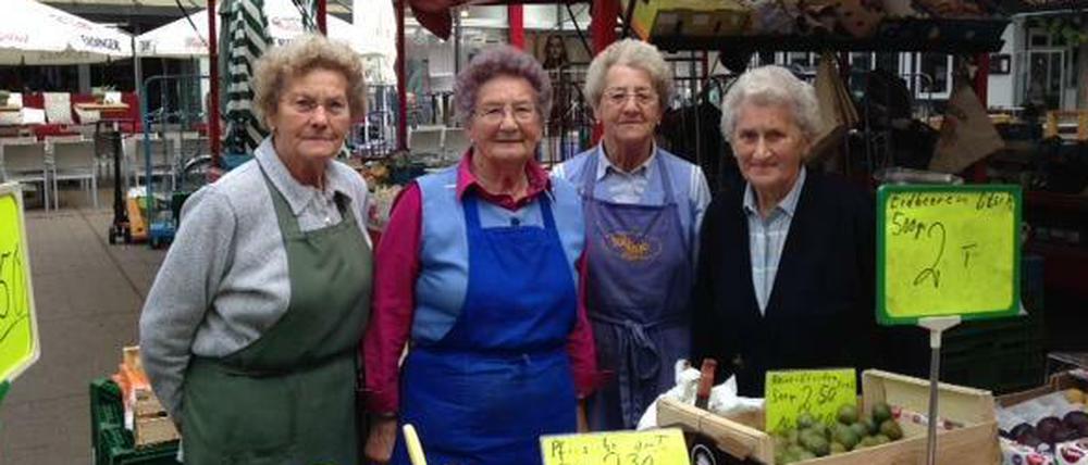 Die Cirkel-Schwestern: Mathilde Möhring, 83, Maria Hatkemper, 81, Gisela Unnebrink, 80, Henni Richter, 85, sind vier Mal die Woche auf dem Markt (von links nach rechts).