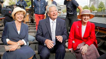 Die dänische Königin Margrethe II. (rechts) besuchte am Dienstag mit Bundespräsident Joachim Gauck und Daniela Schadt das Wikingerschiff.