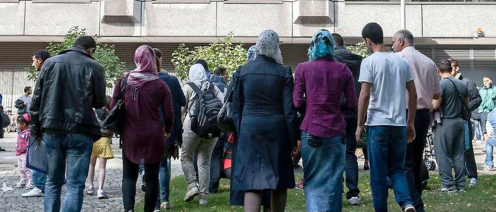 Der Andrang der Flüchtlinge bei der Aufnahmestelle in Berlin ist groß.