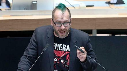 Der Piraten-Abgeordnete Oliver Höfinghoff soll 2013 Anhänger der rechten Szene mit Flaschen und einem Fahnenmast attackiert haben.