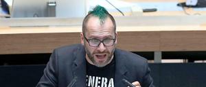 Der Piraten-Abgeordnete Oliver Höfinghoff soll 2013 Anhänger der rechten Szene mit Flaschen und einem Fahnenmast attackiert haben.