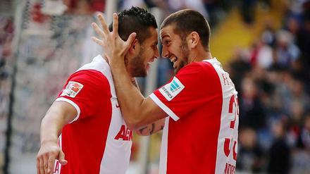 Der Augsburger Raul Bobadilla (l.) jubelt nach seinem Treffer zum 0:1 zusammen mit Sascha Mölders.
