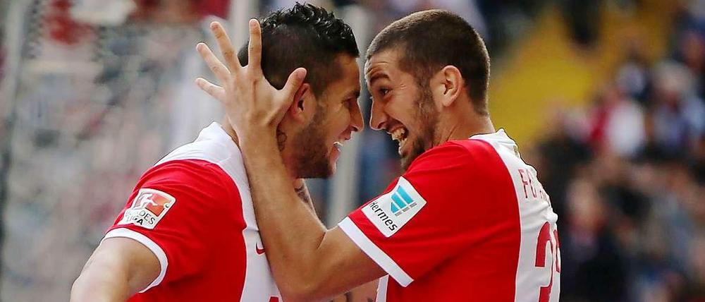 Der Augsburger Raul Bobadilla (l.) jubelt nach seinem Treffer zum 0:1 zusammen mit Sascha Mölders.