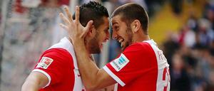 Der Augsburger Raul Bobadilla (l.) jubelt nach seinem Treffer zum 0:1 zusammen mit Sascha Mölders.