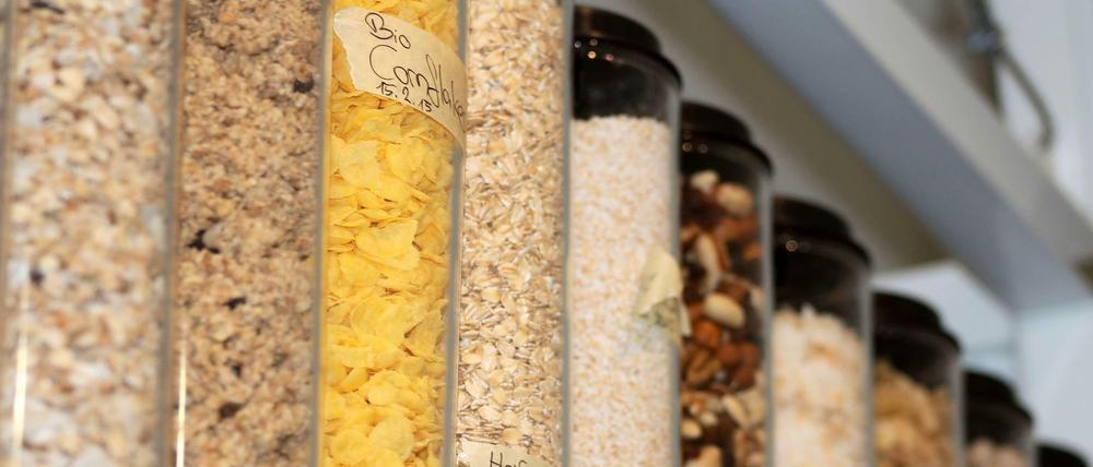 Noch zwei Tage vor der Eröffnung sind die Bulk Bins nur provisorisch beschriftet - die Preise fehlen noch.